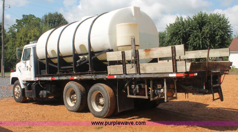 image for item I7881 1982 International F2275 flatbed liquid nurse truck