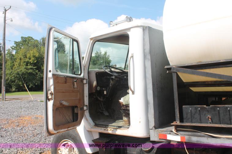 image for item I7881 1982 International F2275 flatbed liquid nurse truck