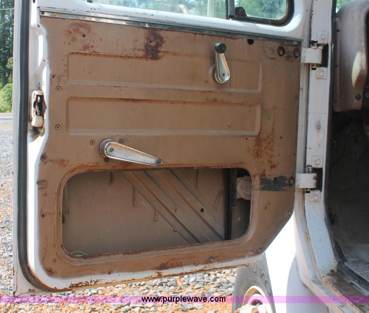 image for item I7881 1982 International F2275 flatbed liquid nurse truck