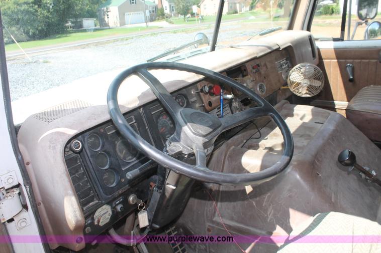 image for item I7881 1982 International F2275 flatbed liquid nurse truck