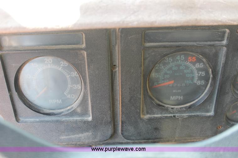 image for item I7881 1982 International F2275 flatbed liquid nurse truck