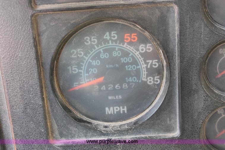 image for item I7881 1982 International F2275 flatbed liquid nurse truck