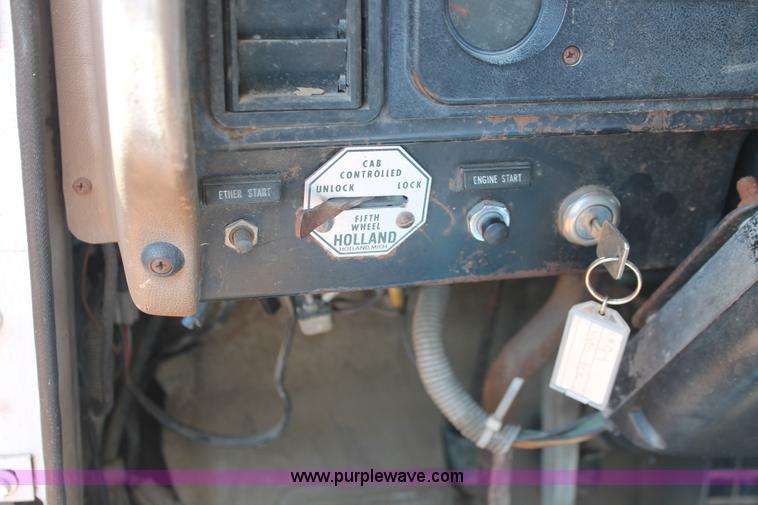 image for item I7881 1982 International F2275 flatbed liquid nurse truck