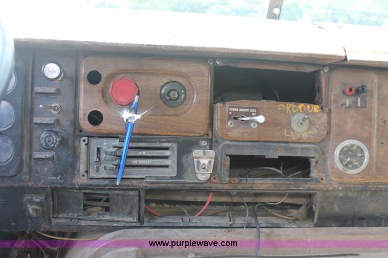 image for item I7881 1982 International F2275 flatbed liquid nurse truck