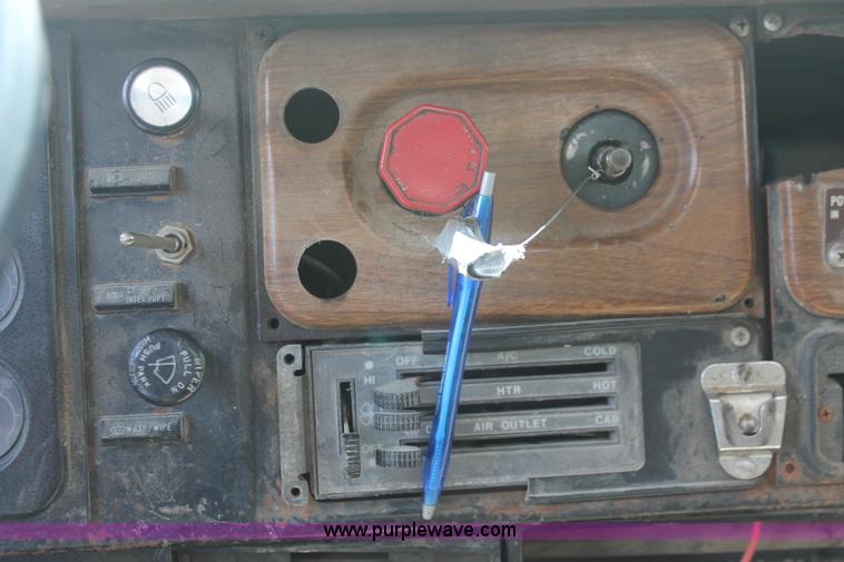 image for item I7881 1982 International F2275 flatbed liquid nurse truck