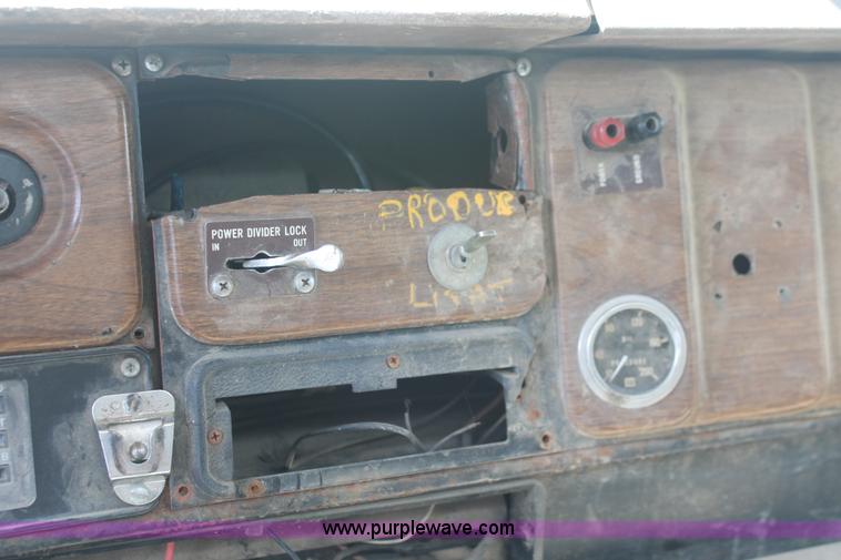 image for item I7881 1982 International F2275 flatbed liquid nurse truck