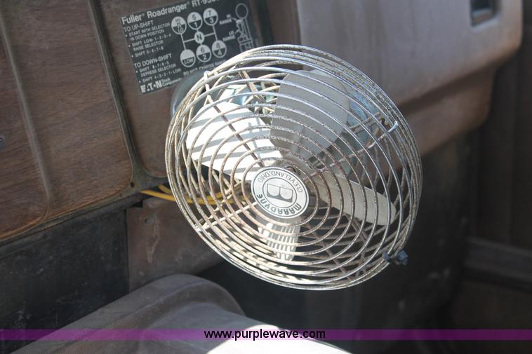 image for item I7881 1982 International F2275 flatbed liquid nurse truck