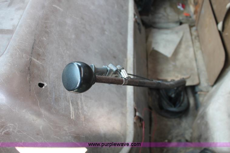 image for item I7881 1982 International F2275 flatbed liquid nurse truck