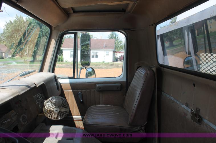 image for item I7881 1982 International F2275 flatbed liquid nurse truck