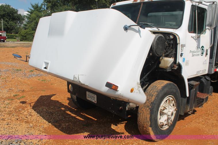 image for item I7881 1982 International F2275 flatbed liquid nurse truck