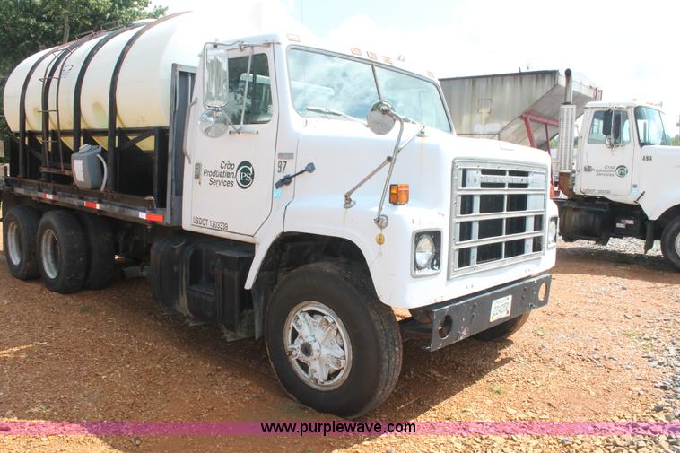 image for item I7881 1982 International F2275 flatbed liquid nurse truck
