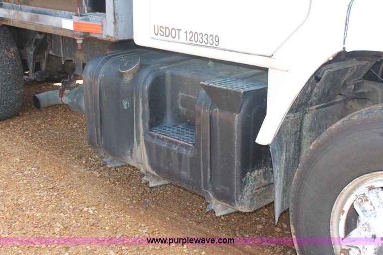 image for item I7881 1982 International F2275 flatbed liquid nurse truck