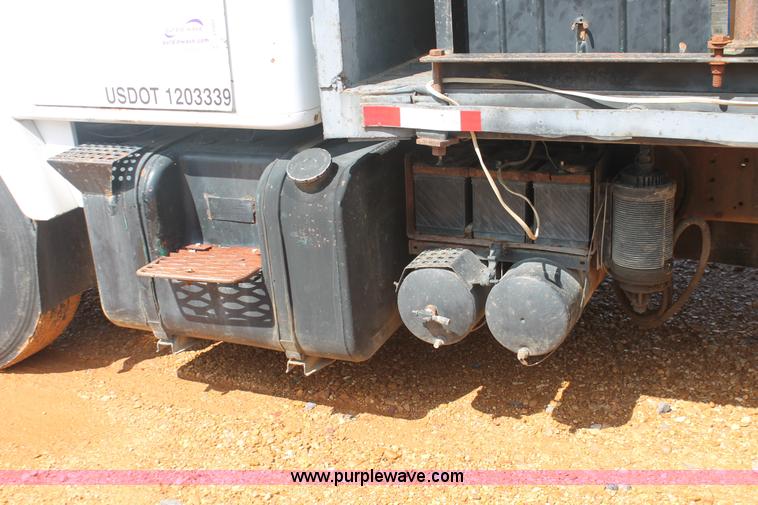 image for item I7881 1982 International F2275 flatbed liquid nurse truck