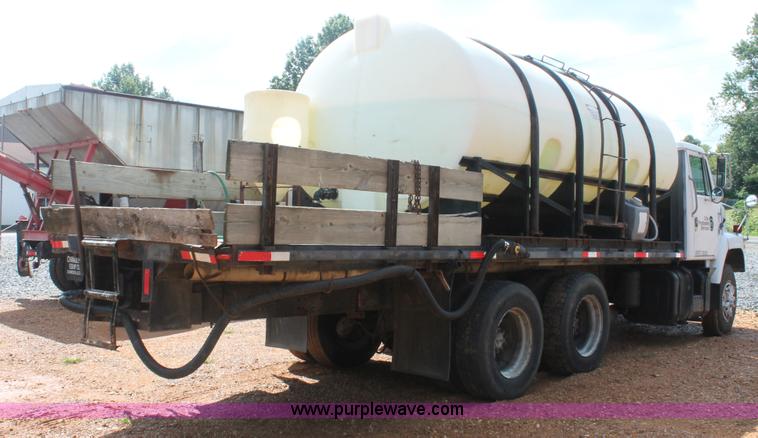 image for item I7881 1982 International F2275 flatbed liquid nurse truck