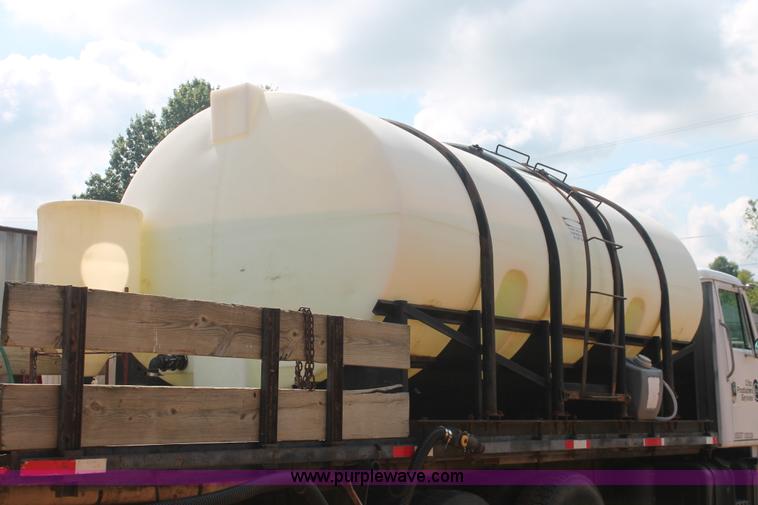 image for item I7881 1982 International F2275 flatbed liquid nurse truck