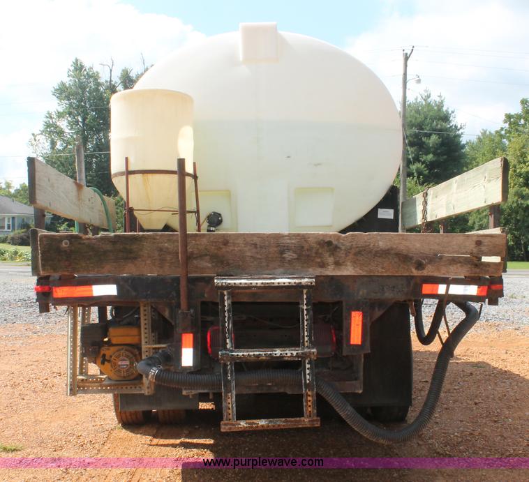 image for item I7881 1982 International F2275 flatbed liquid nurse truck