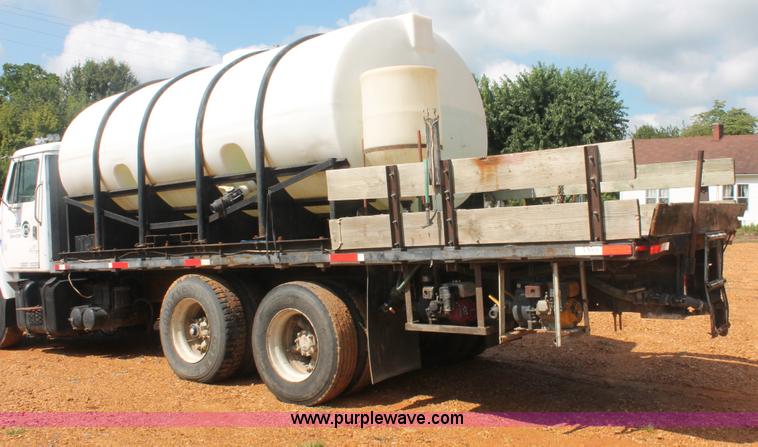 image for item I7881 1982 International F2275 flatbed liquid nurse truck