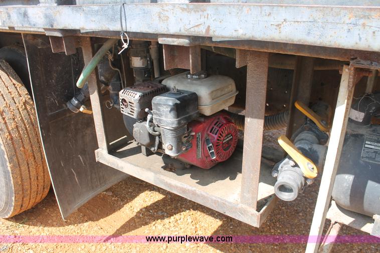 image for item I7881 1982 International F2275 flatbed liquid nurse truck