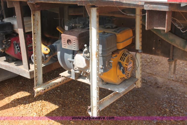 image for item I7881 1982 International F2275 flatbed liquid nurse truck