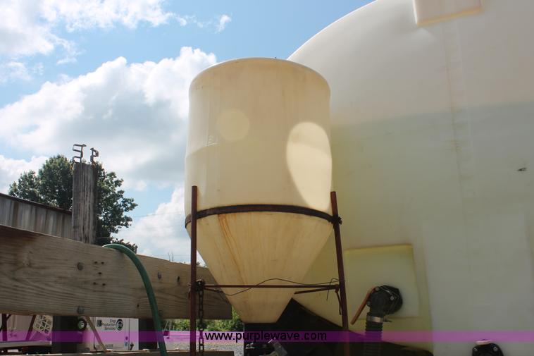 image for item I7881 1982 International F2275 flatbed liquid nurse truck