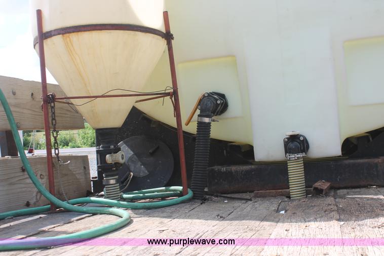 image for item I7881 1982 International F2275 flatbed liquid nurse truck