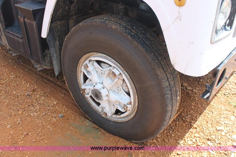 image for item I7881 1982 International F2275 flatbed liquid nurse truck