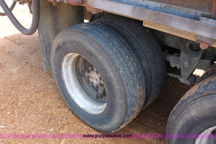 image for item I7881 1982 International F2275 flatbed liquid nurse truck