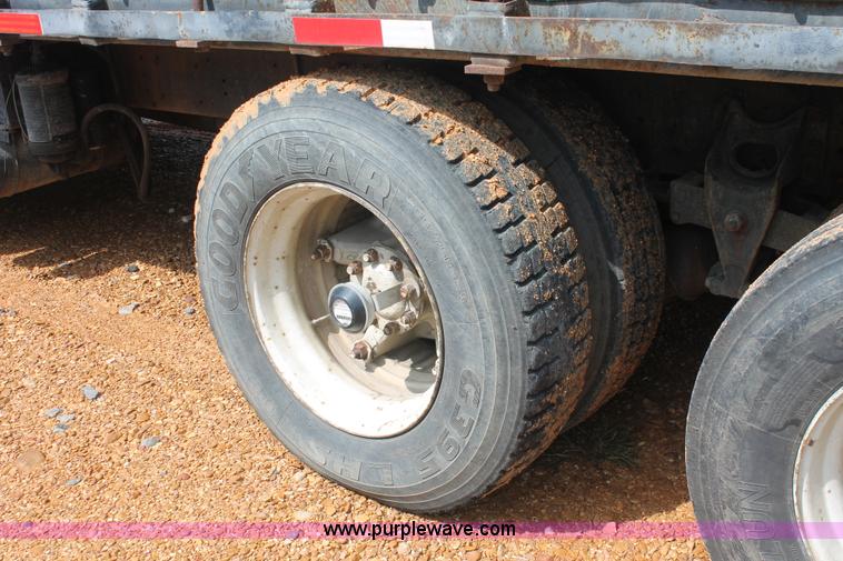 image for item I7881 1982 International F2275 flatbed liquid nurse truck