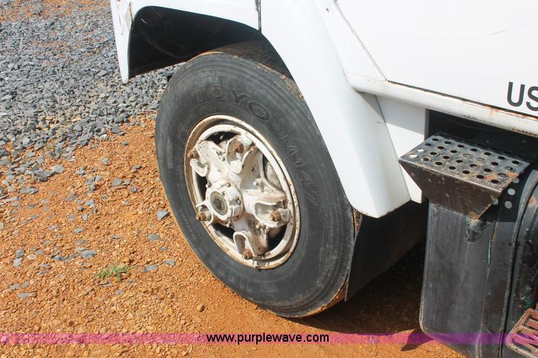 image for item I7881 1982 International F2275 flatbed liquid nurse truck