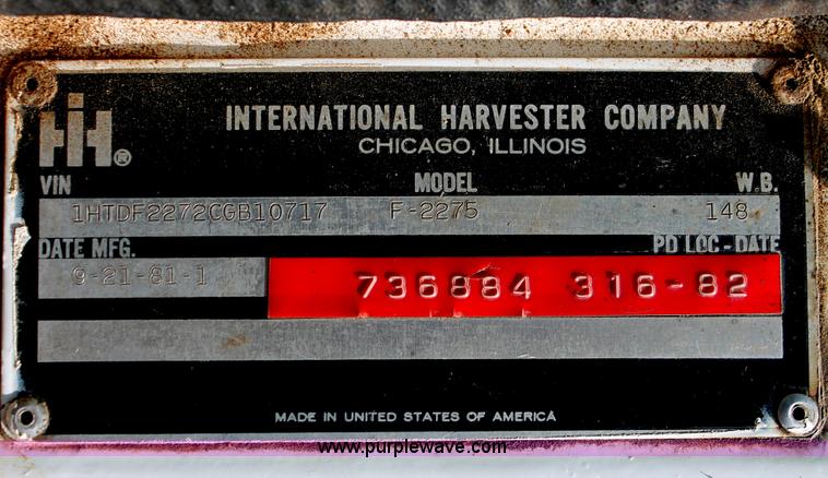 image for item I7881 1982 International F2275 flatbed liquid nurse truck