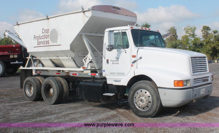 image for item I7885 1990 International 8300 tender truck