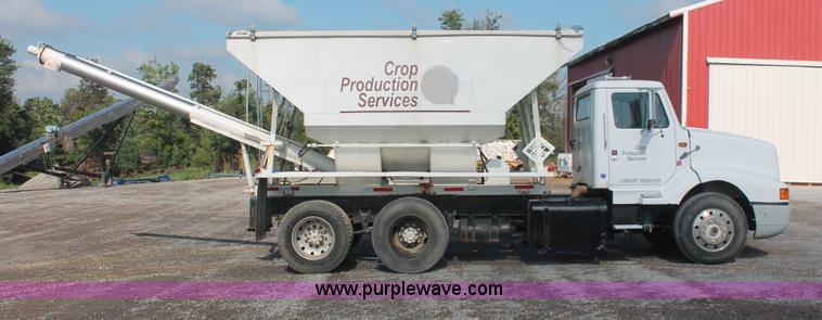 image for item I7885 1990 International 8300 tender truck