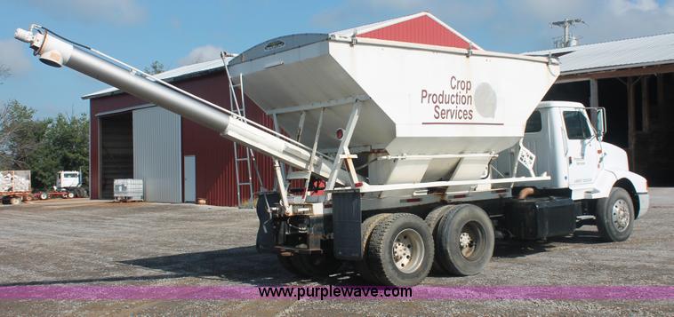 image for item I7885 1990 International 8300 tender truck