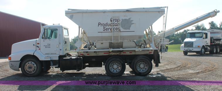 image for item I7885 1990 International 8300 tender truck