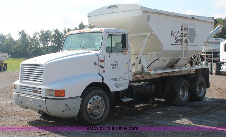 image for item I7885 1990 International 8300 tender truck