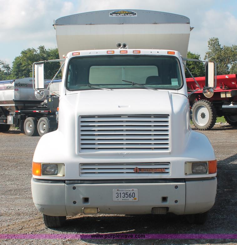 image for item I7885 1990 International 8300 tender truck