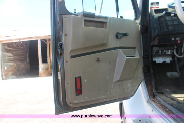 image for item I7885 1990 International 8300 tender truck