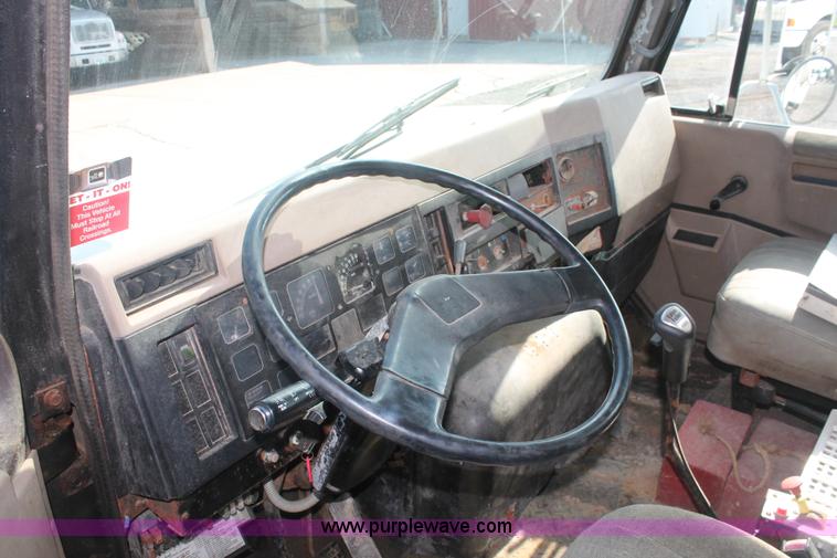 image for item I7885 1990 International 8300 tender truck