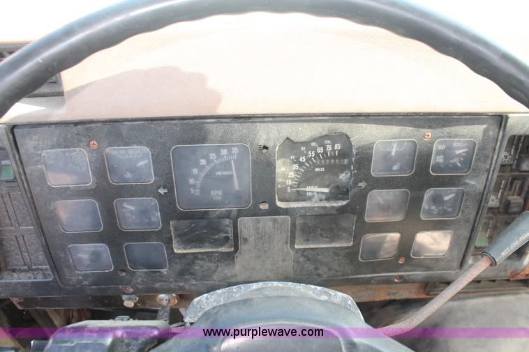 image for item I7885 1990 International 8300 tender truck