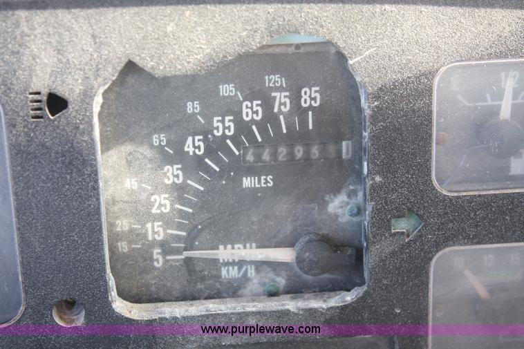 image for item I7885 1990 International 8300 tender truck