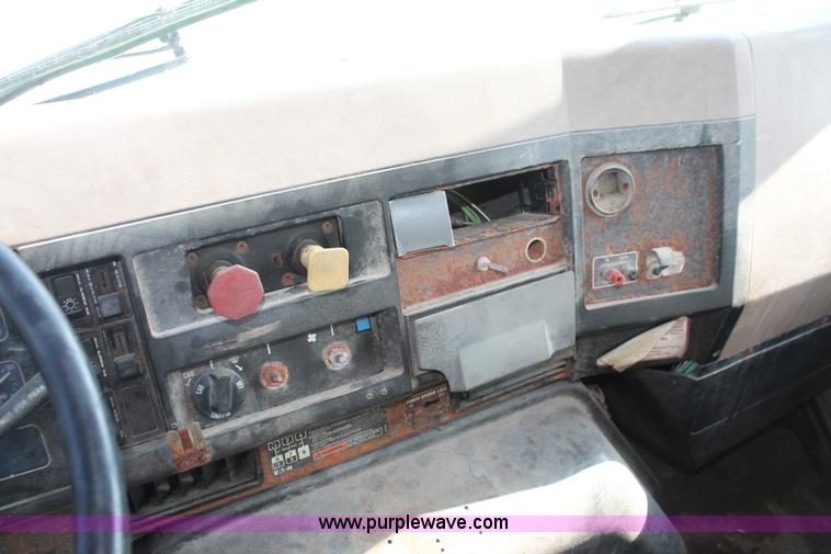 image for item I7885 1990 International 8300 tender truck