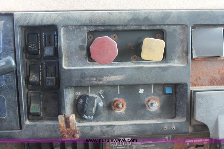 image for item I7885 1990 International 8300 tender truck