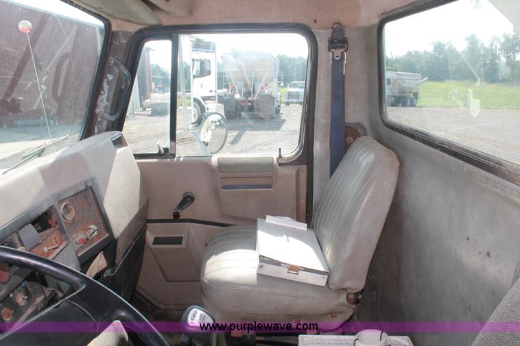 image for item I7885 1990 International 8300 tender truck