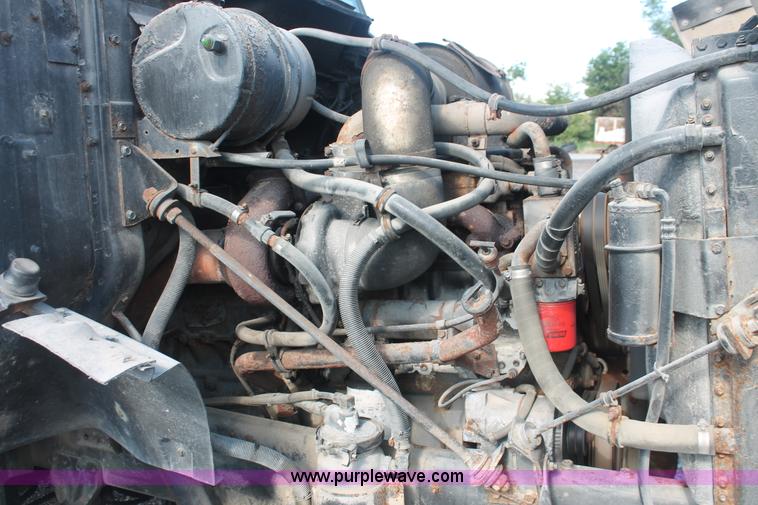 image for item I7885 1990 International 8300 tender truck