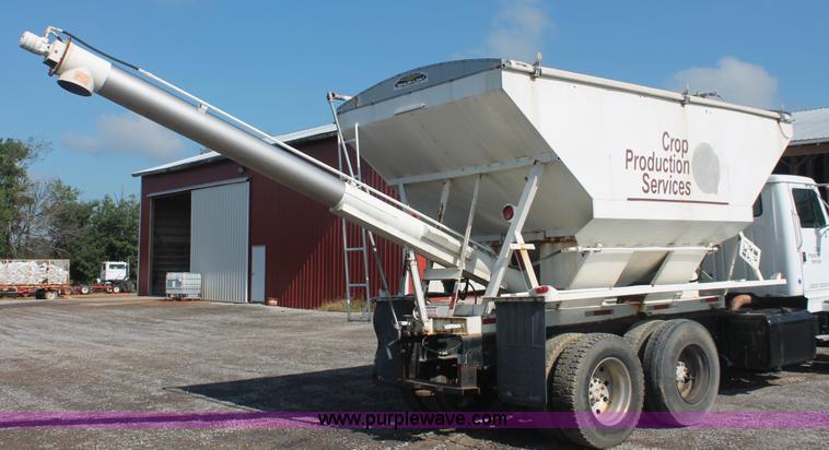 image for item I7885 1990 International 8300 tender truck