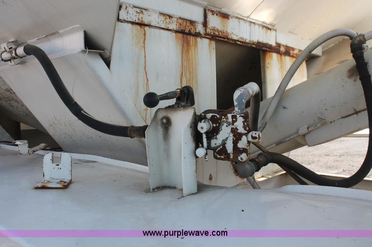 image for item I7885 1990 International 8300 tender truck