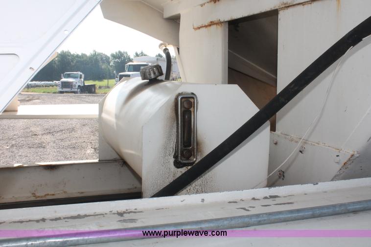 image for item I7885 1990 International 8300 tender truck