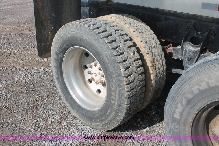 image for item I7885 1990 International 8300 tender truck