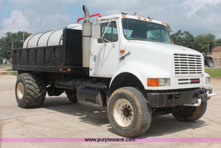 image for item I7886 1993 International 8100 floater water truck