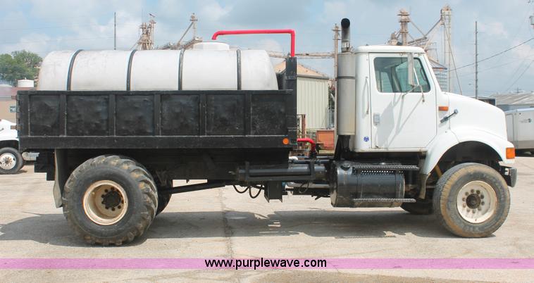image for item I7886 1993 International 8100 floater water truck